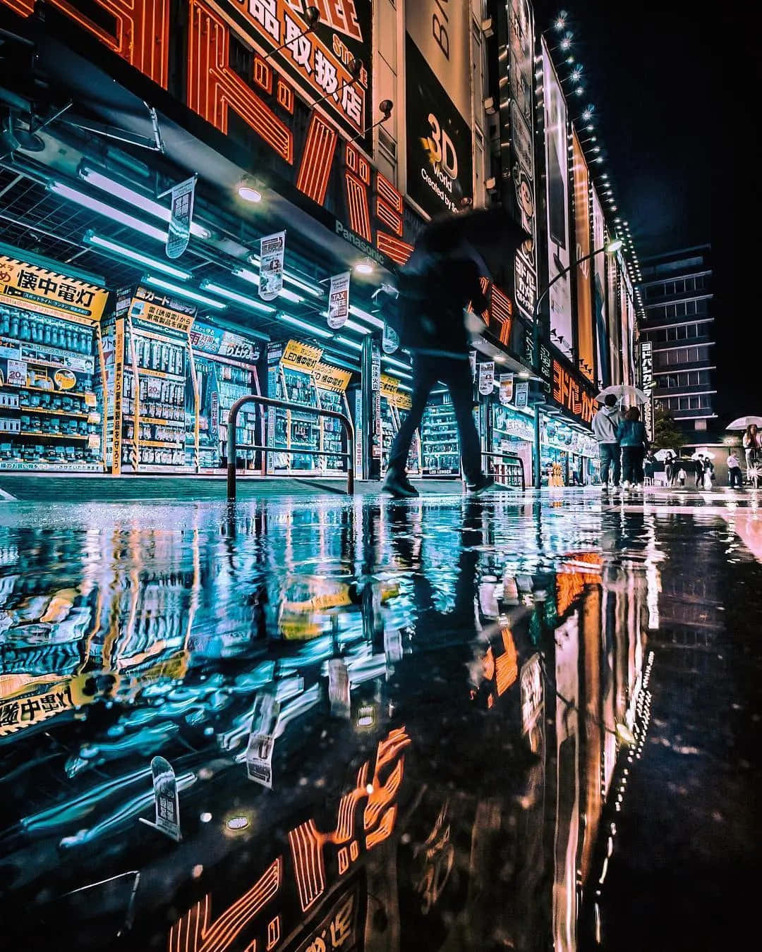 霓虹燈光反射在濕漉漉的柏油路上，一個人夜晚在東京的雨街上行走。