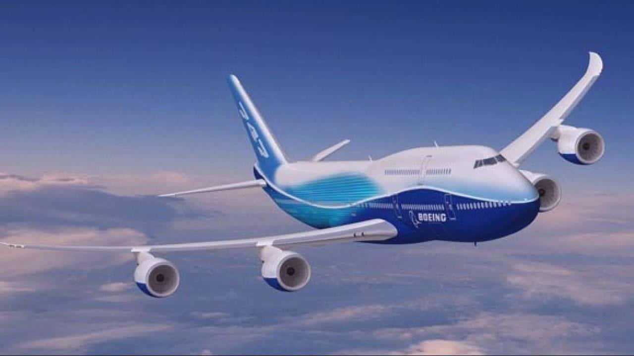 一架藍白相間的波音747在雲層上方高飛。