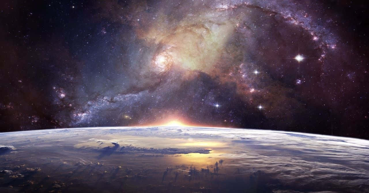 欣賞無與倫比的美景 壁紙 — 令人嘆為觀止的地球彎曲地平線在日出時分的景象，上方有明亮的螺旋星系閃耀。