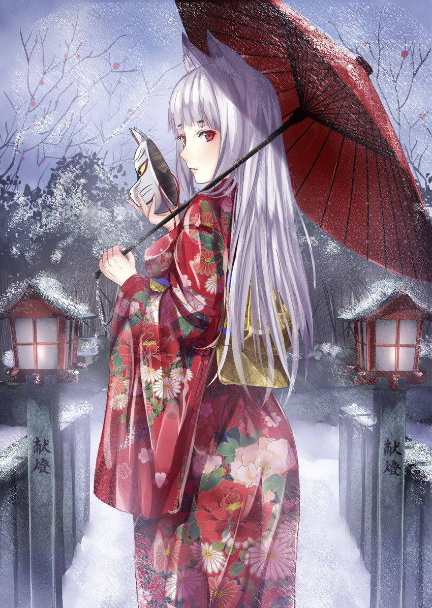 欣賞狐妖狐狸的美麗 壁紙 — 一位銀髮動漫少女穿著紅色花卉和服，在雪夜的日本神社中手持狐狸面具和紅色雨傘。