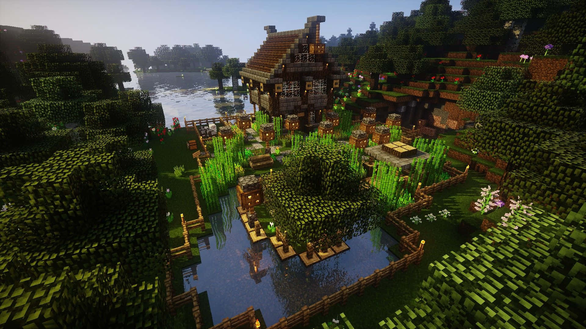 一個Minecraft村莊，有木屋和圍欄，旁邊是湖，周圍環繞著樹木。