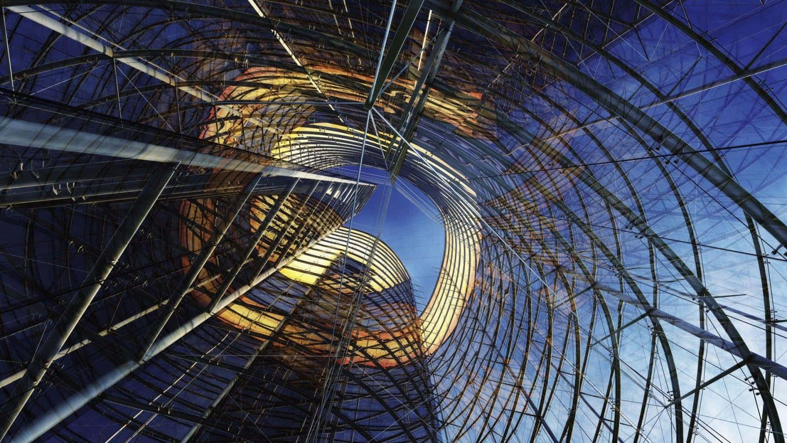 螺旋狀的玻璃和鋼結構建築，背景是日落時的藍天。