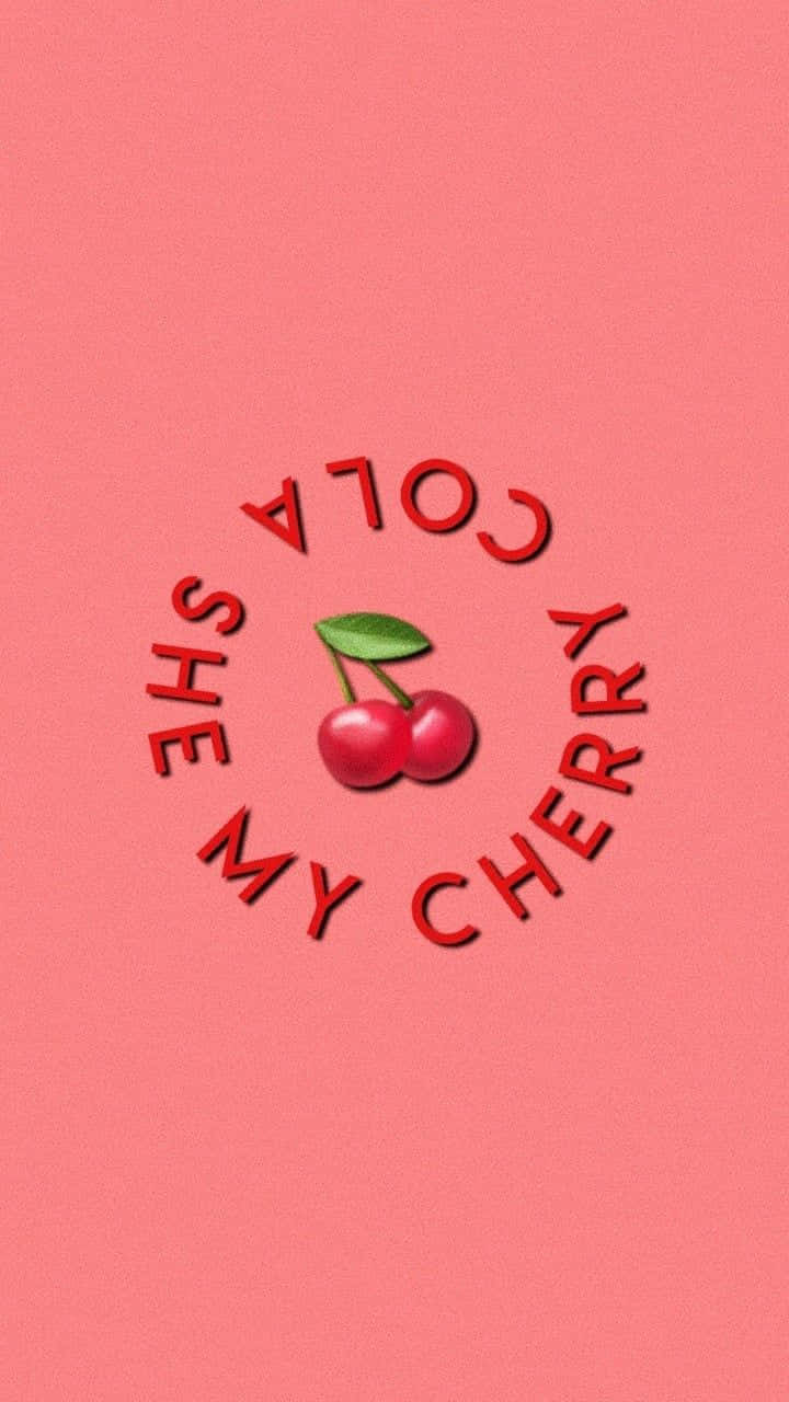 兩顆櫻桃配綠葉，被粉紅色上的紅色文字「SHE'S MY CHERRY」環繞。