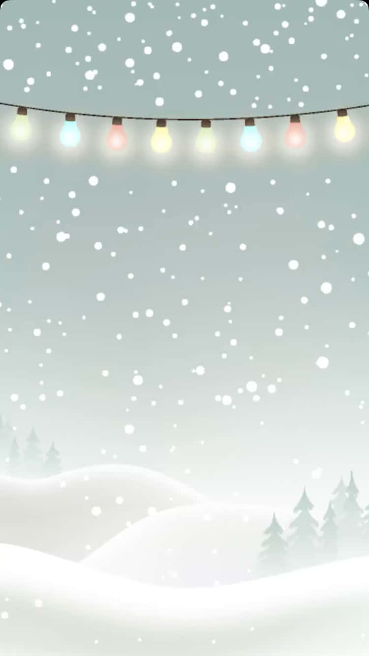 在彩色燈串下飄雪，伴隨著雪丘和松樹。