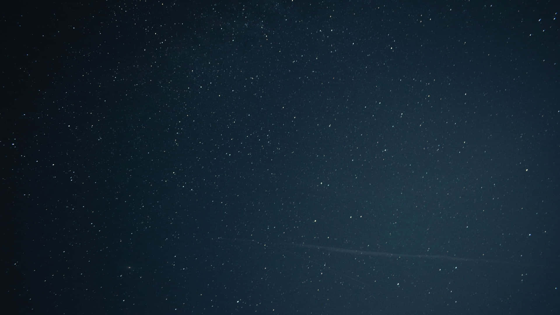 欣賞繁星滿天的夜空之美 壁紙 — 廣闊深藍色夜空，充滿無數閃爍星星和一條微弱的水平飛機軌跡。