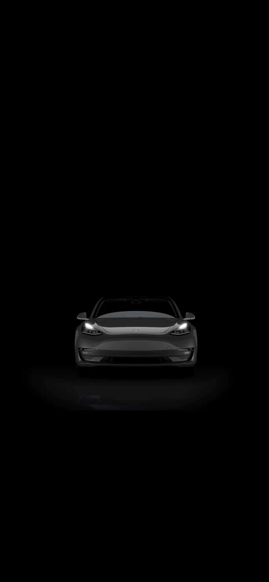 一輛現代電動車在黑暗中閃爍著明亮的車頭燈。