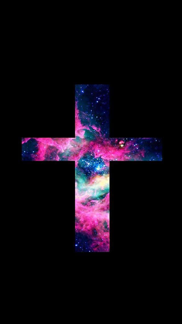 一個由彩色星雲在黑色背景上組成的天體十字架。