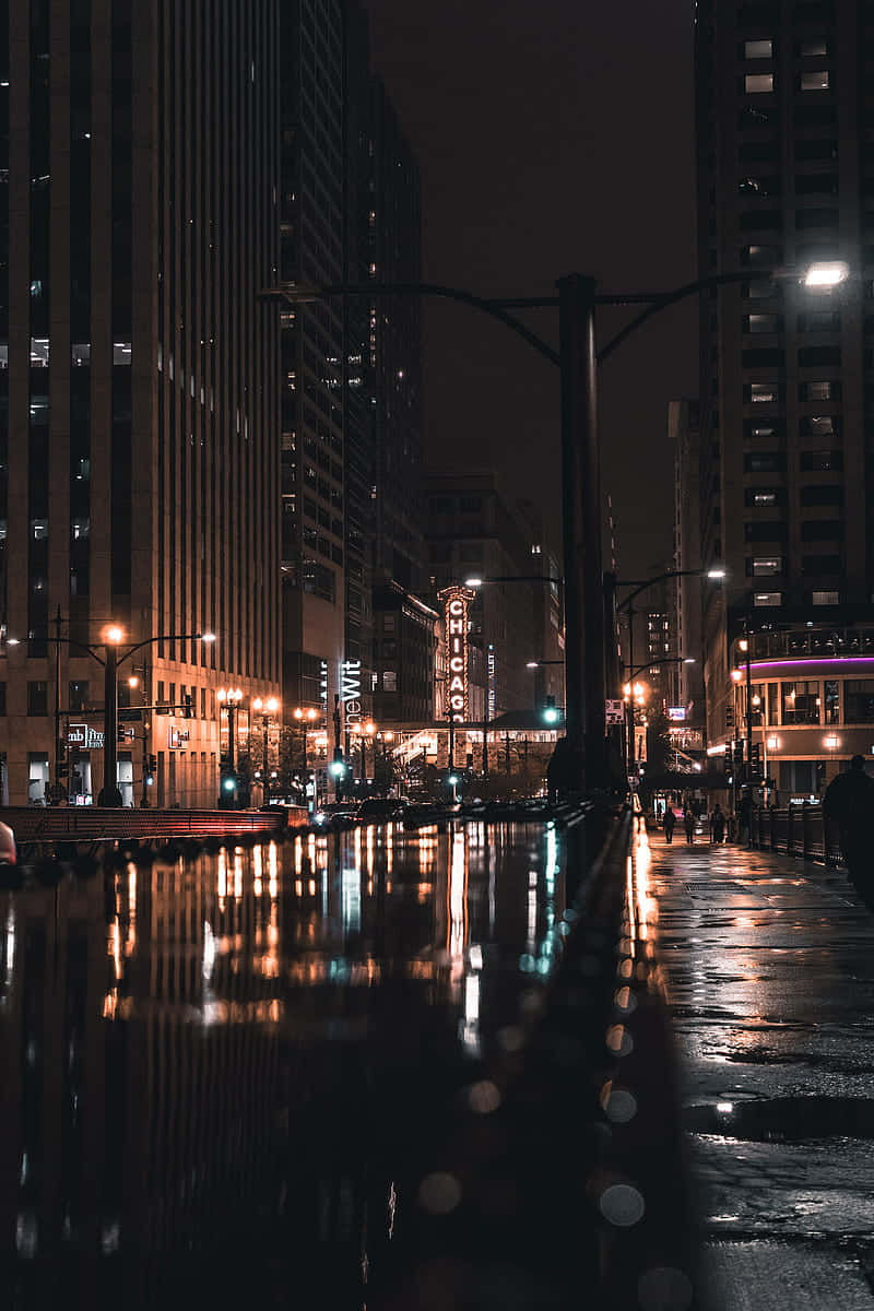夜晚雨中的城市街道，發光的霓虹燈牌在潮濕的人行道上反射。