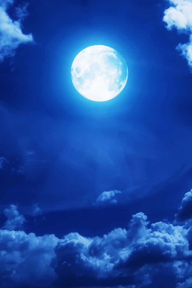 欣賞迷人日出 壁紙 — 一輪明亮的滿月在深藍色的夜空中閃耀，點綴著柔軟的白雲。