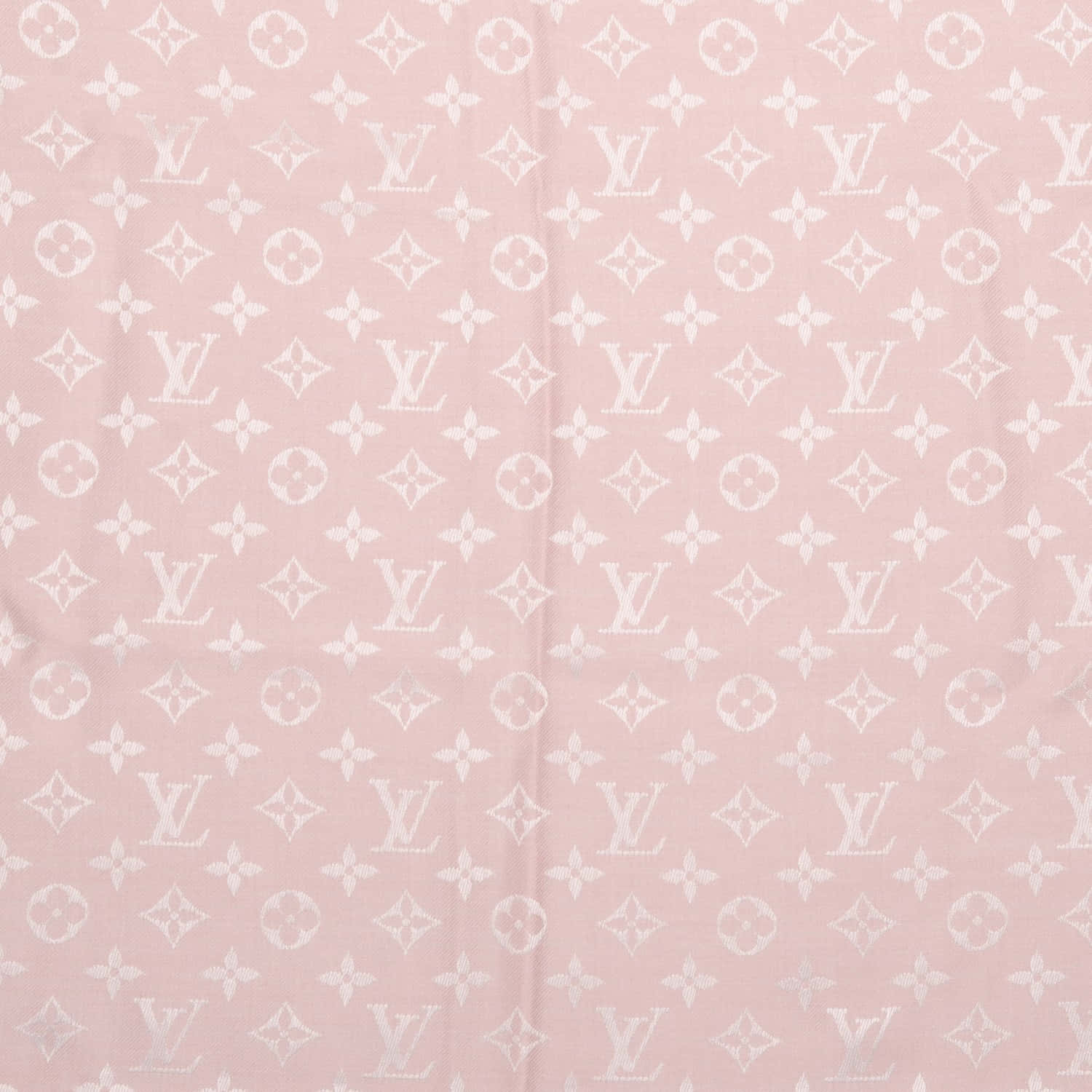 帶有白色 Louis Vuitton 字母組合圖案和摺痕的粉紅色布料。