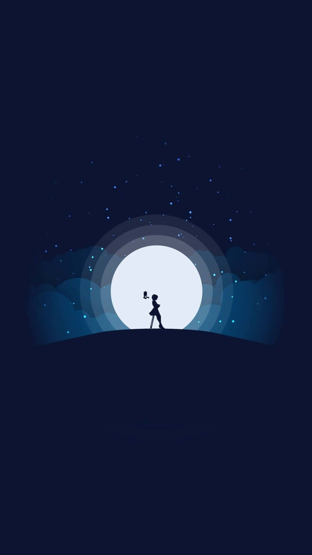 一個人在發光的月亮和星星下站在山丘上的剪影。