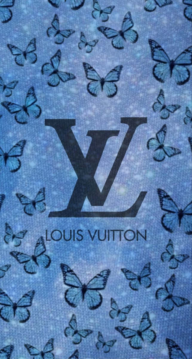 藍色紋理牆紙，帶有蝴蝶和 Louis Vuitton 標誌。