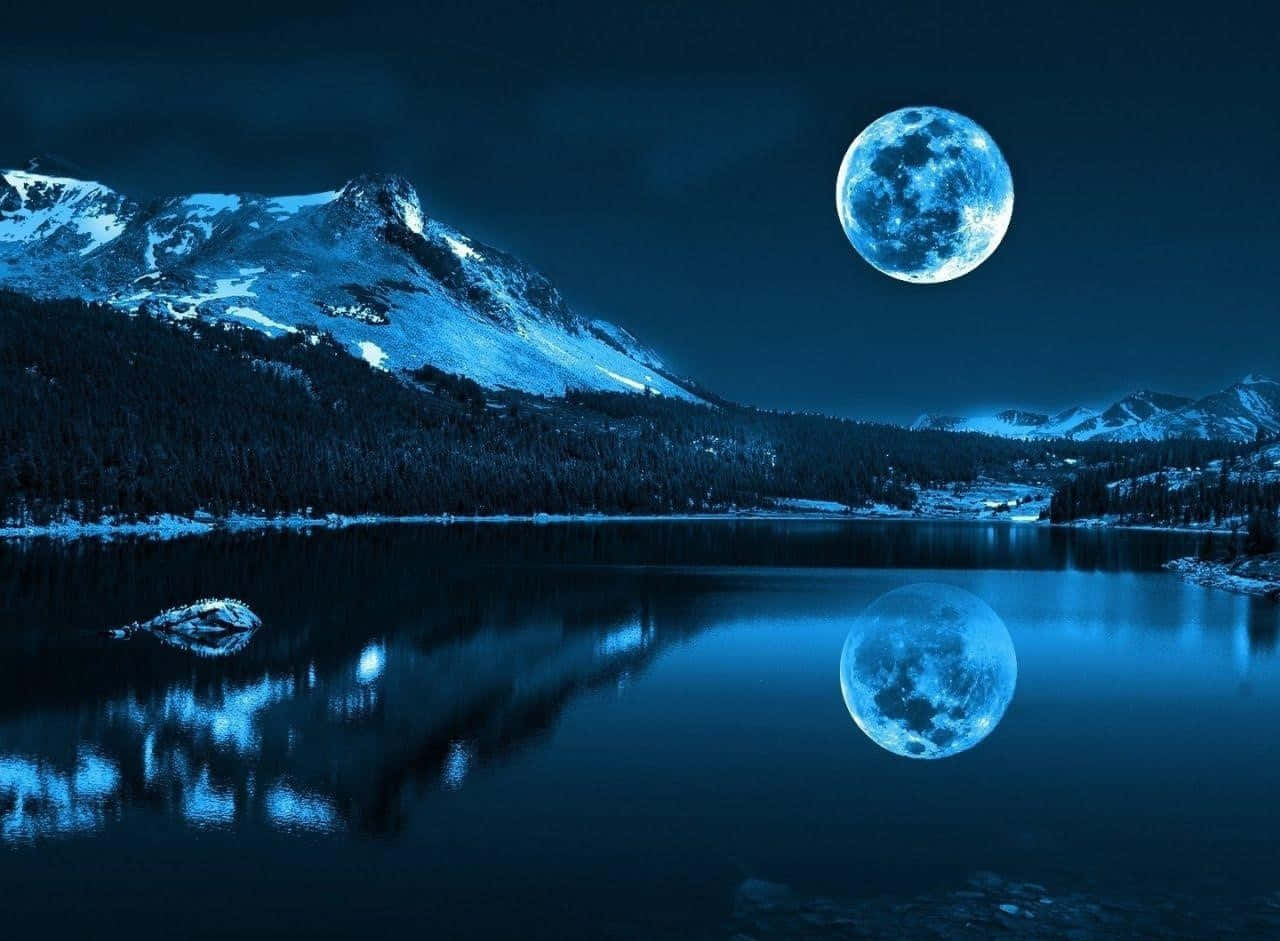 滿月映照在積雪的山峰上，倒映在夜晚平靜的湖泊中。