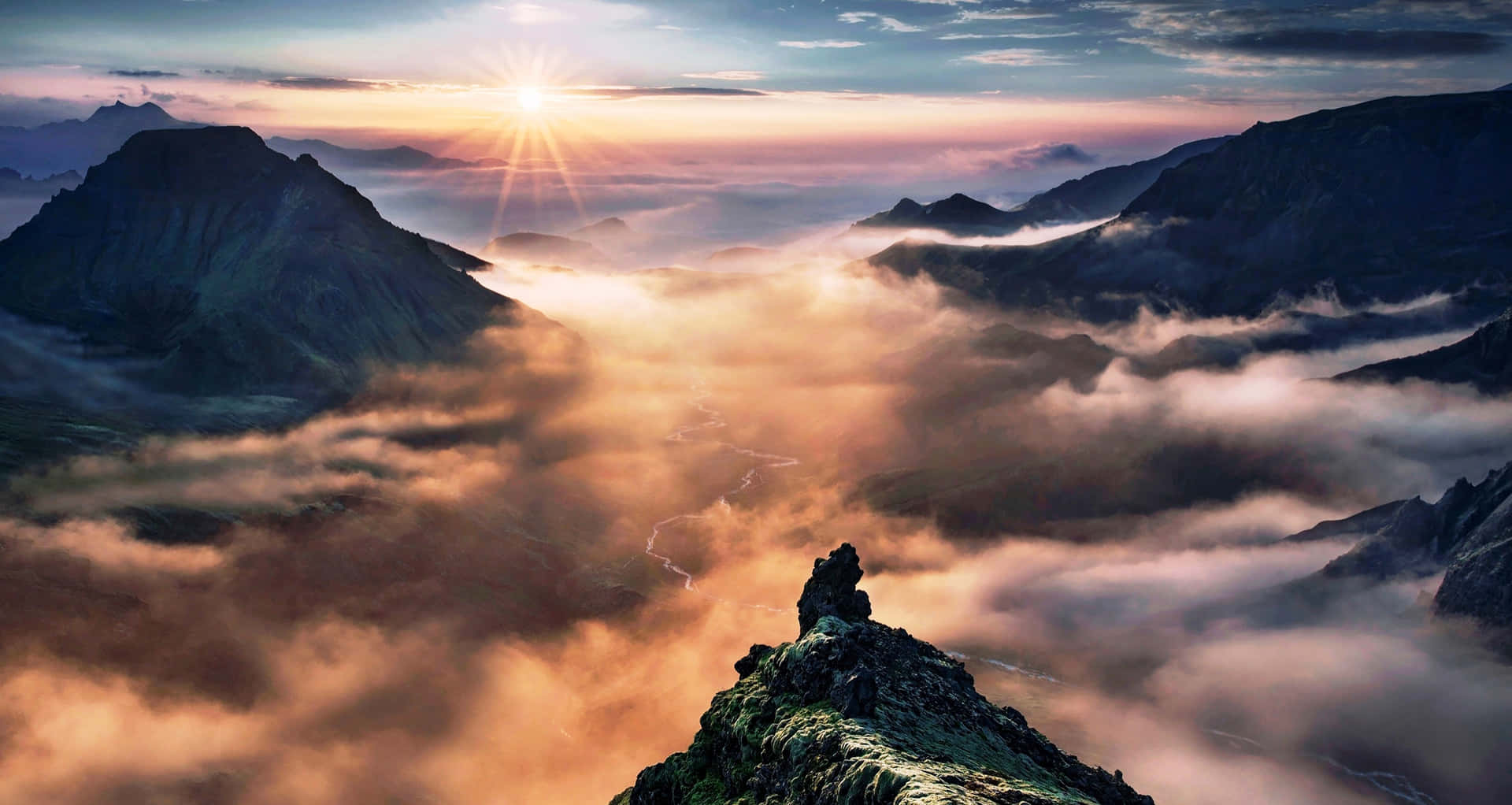 日出於山頂，下方有雲層