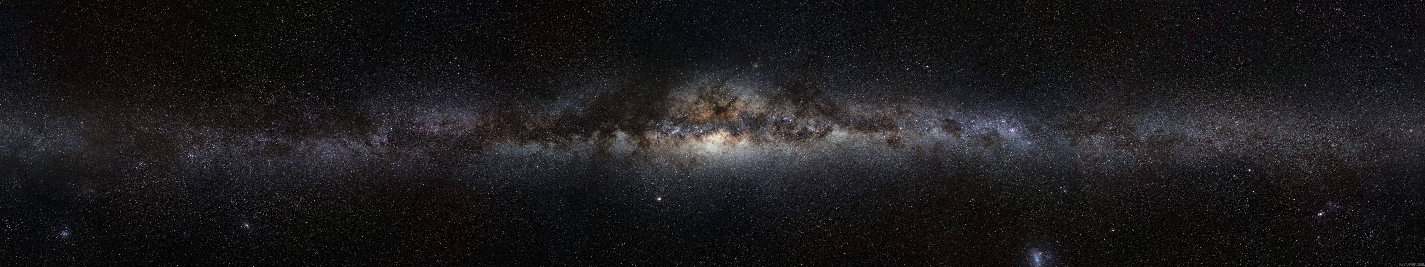 銀河系橫跨繁星點點的夜空。