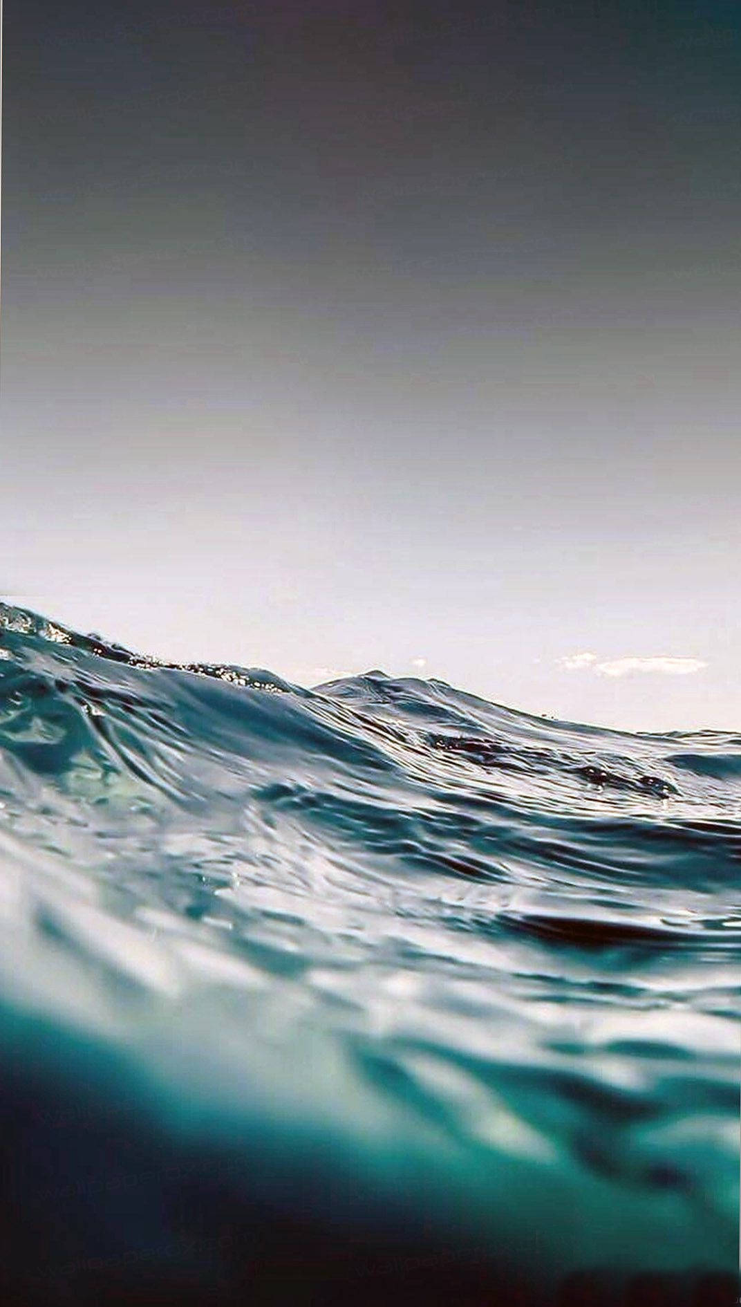 碧綠波浪和灰色天空的水下場景