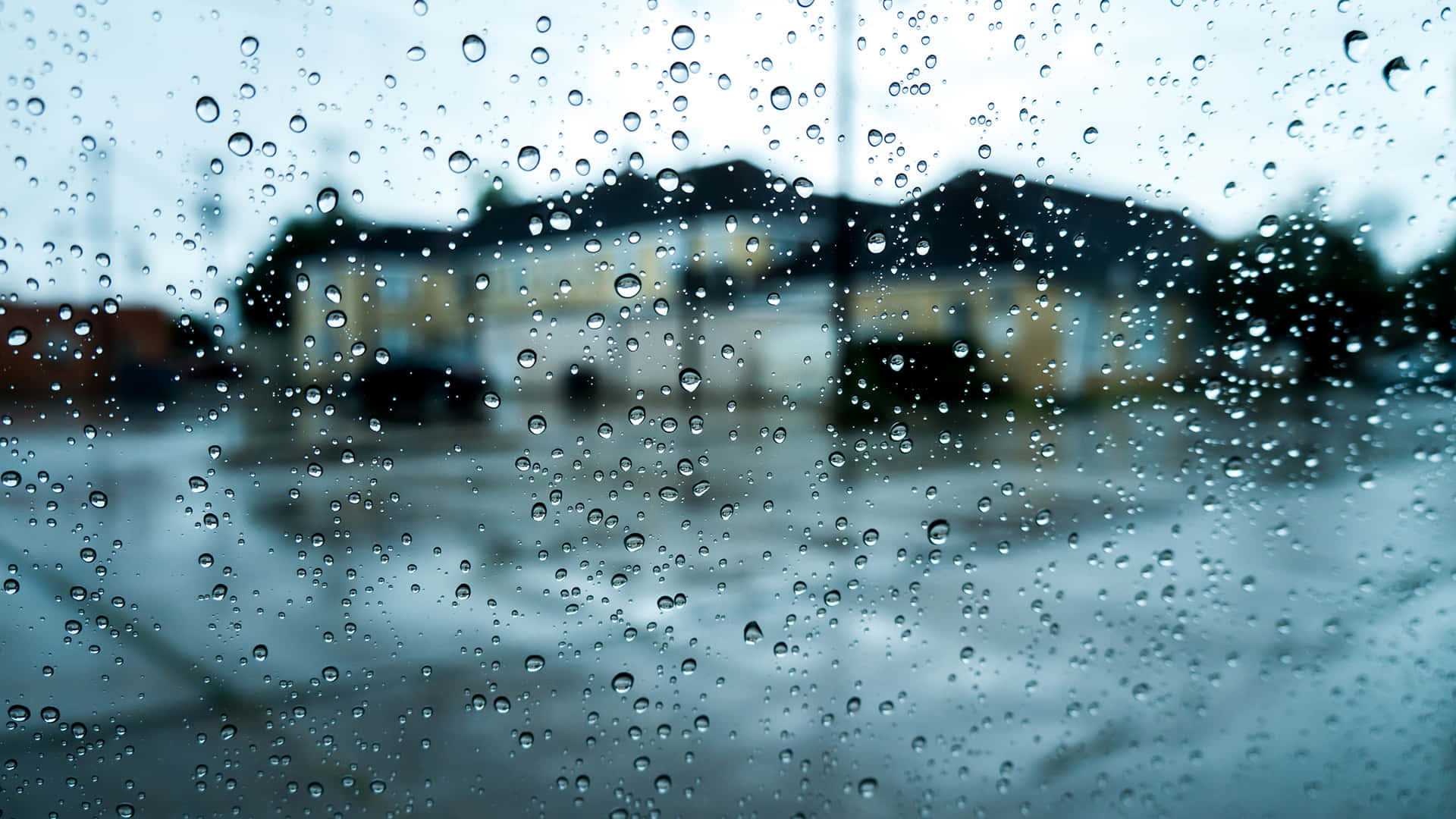 窗上的雨滴，模糊的街景