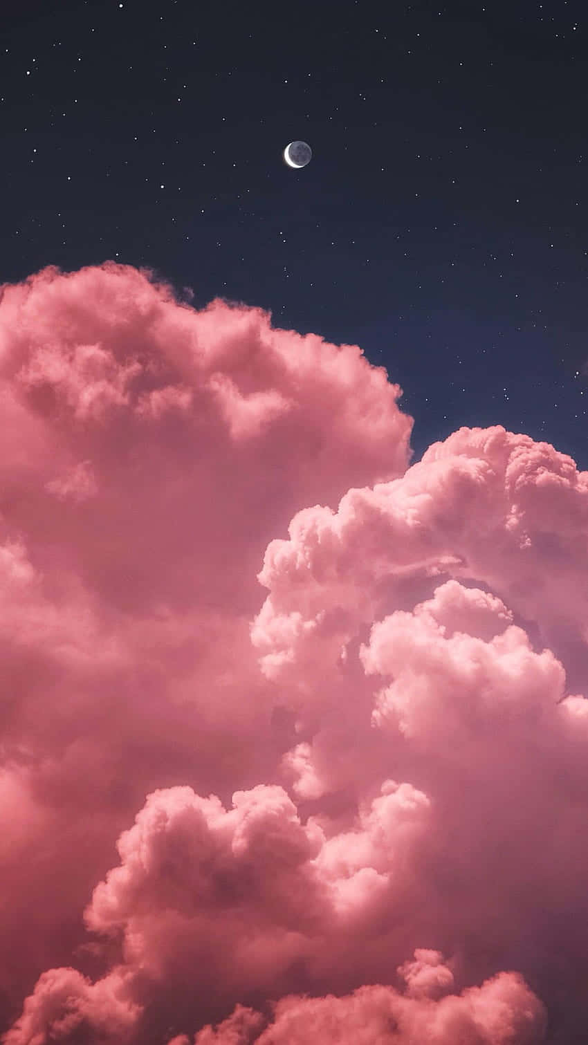 欣賞雲朵的自然之美 壁紙 — 廣闊的粉紅色雲朵在彎月和星空下飄移。