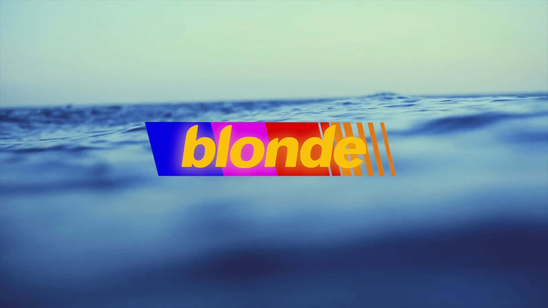 鮮豔的漸變文字「blonde」漂浮在模糊的海洋場景上。