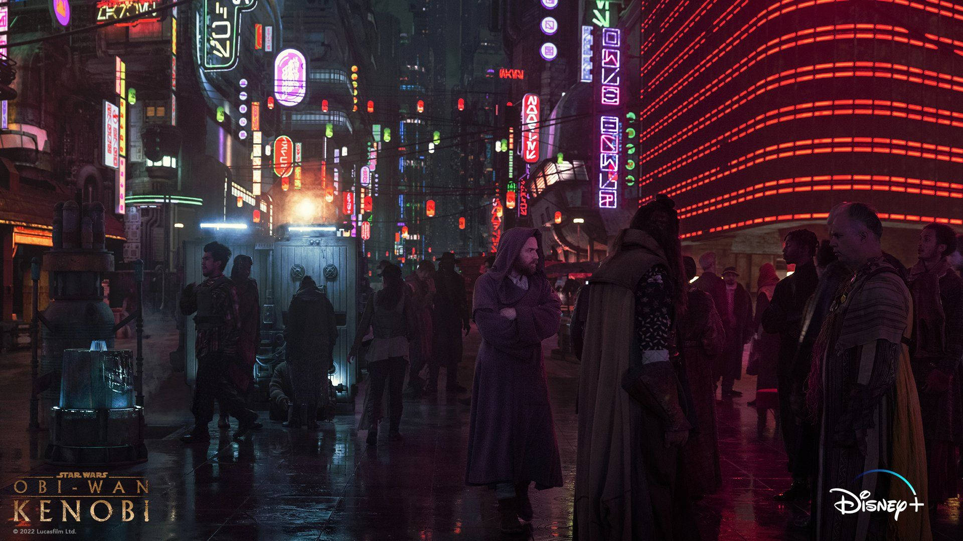 歐比王·肯諾比黛玉城 壁紙 — 夜晚一條下雨的霓虹燈外星城市街道，戴著兜帽的人物在發光招牌下行走，濕漉漉的反射性路面。