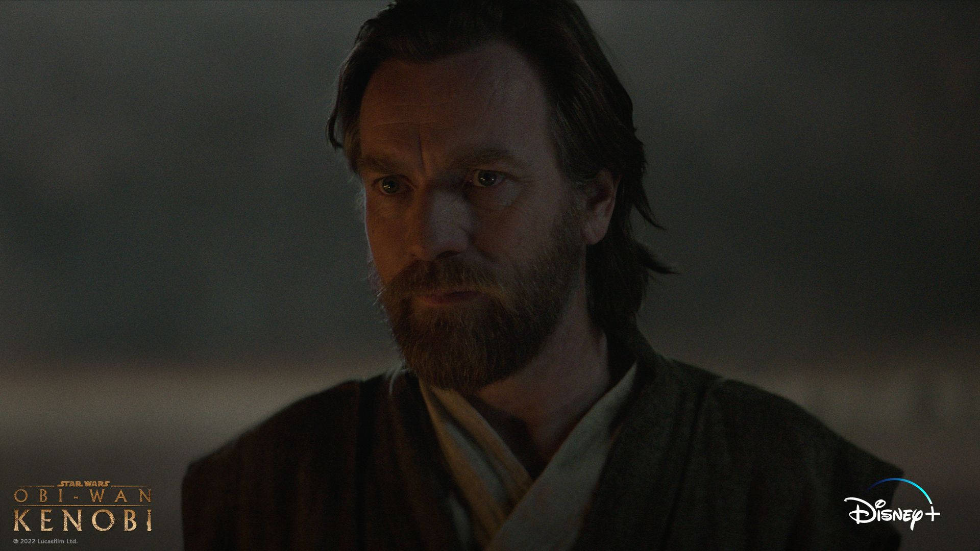 Obi-Wan Kenobi 在黑暗場景中表情嚴肅。