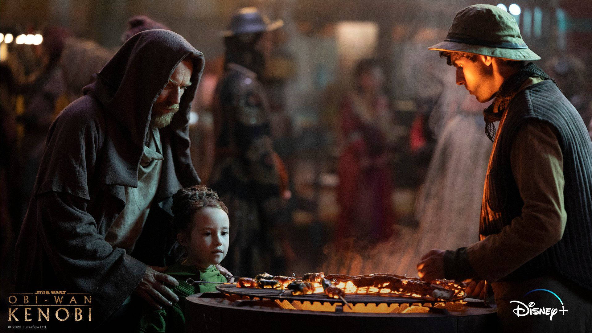 Obi-Wan Kenobi 和一個小孩在擁擠的夜市觀察在火上燒烤的食物。