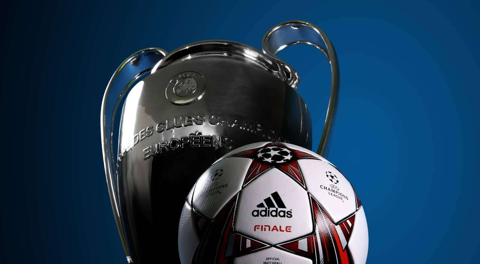 UEFA歐聯獎盃和官方決賽用球在藍色背景上