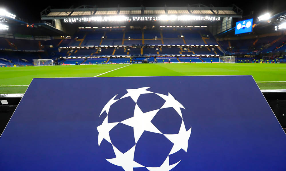 夜晚空足球場前藍色板上的UEFA歐聯標誌