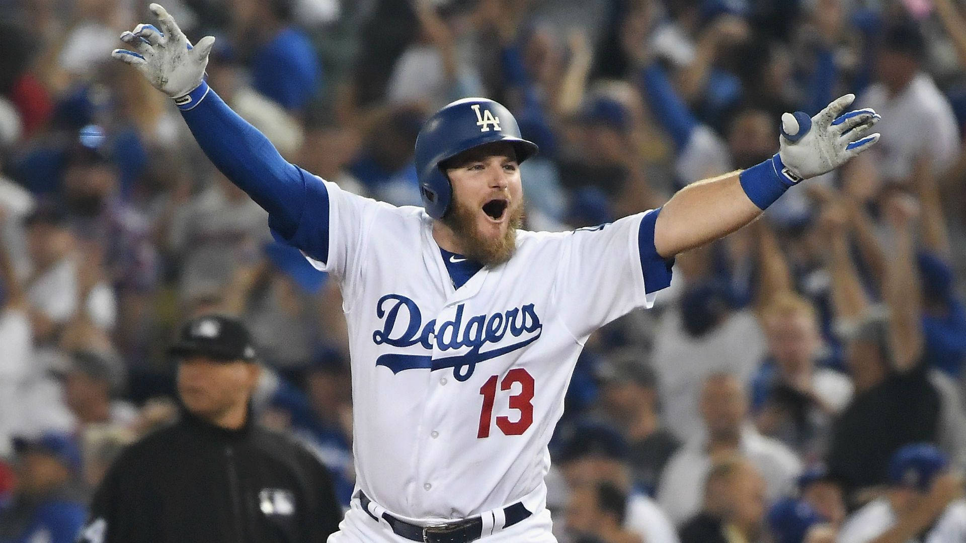 棒球選手在體育場高舉雙臂慶祝勝利。