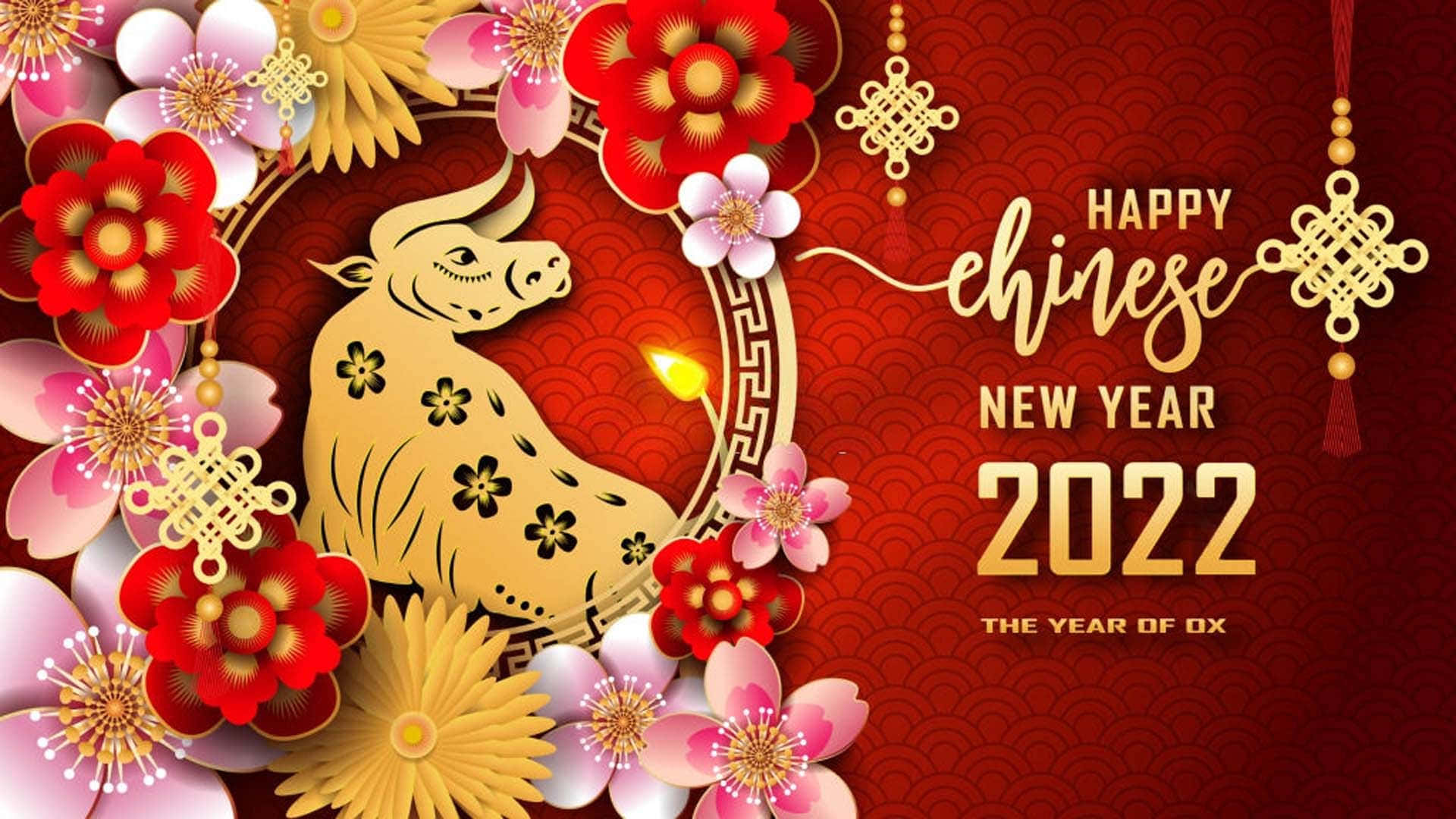 金色嘅牛被紅色同粉紅色花包圍，用於2022年農曆新年。