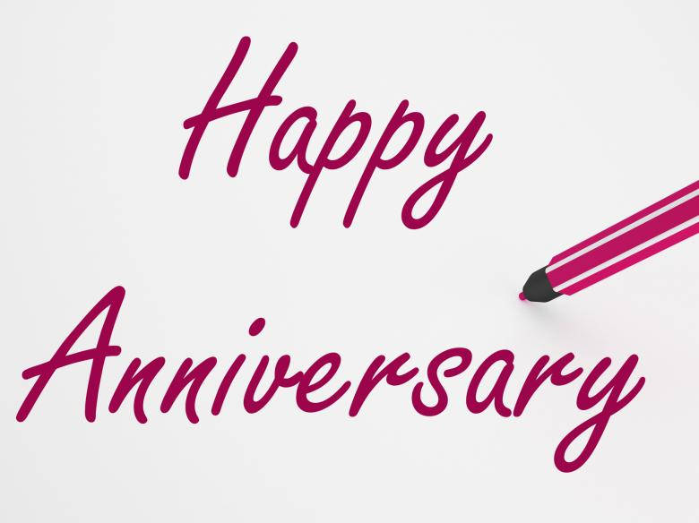 粉紅色鉛筆在白色背景上以手寫體寫下Happy Anniversary
