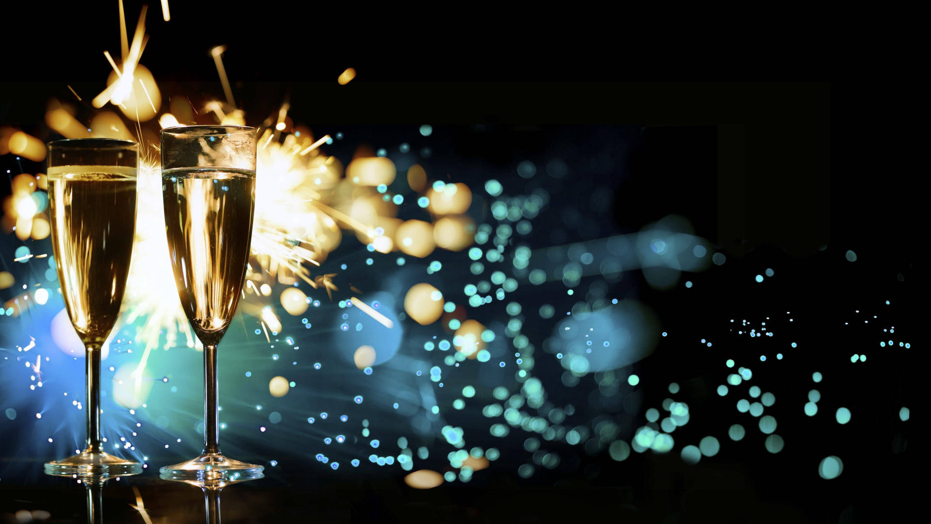 兩杯香檳，煙火照亮夜晚，節日散景。 — 新年動畫 壁紙