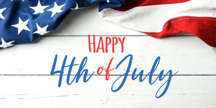 美國國旗帶有 'Happy 4th of July' 文字在白色木頭上。