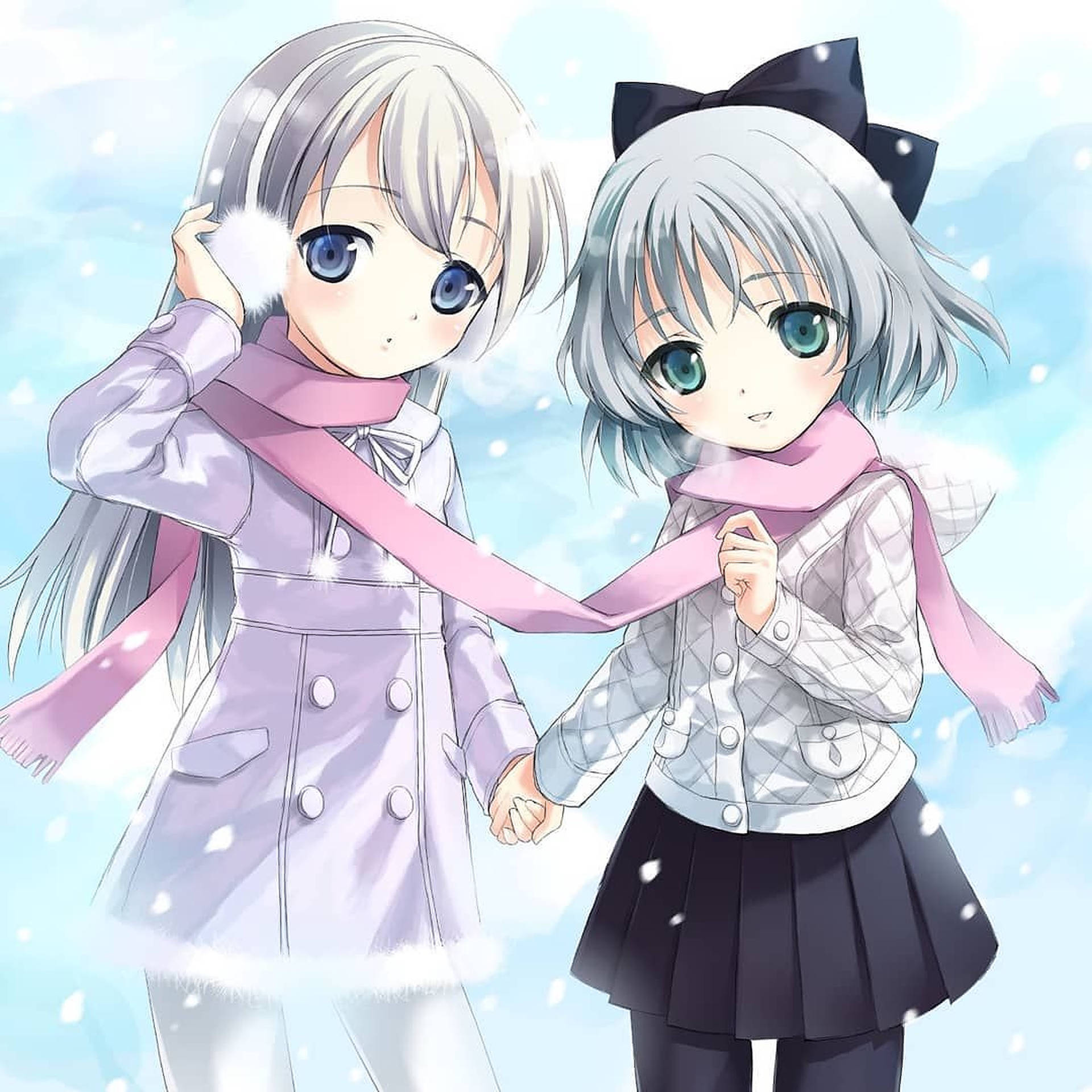 兩個穿著冬季外套的動漫女孩在飄雪中牽手。