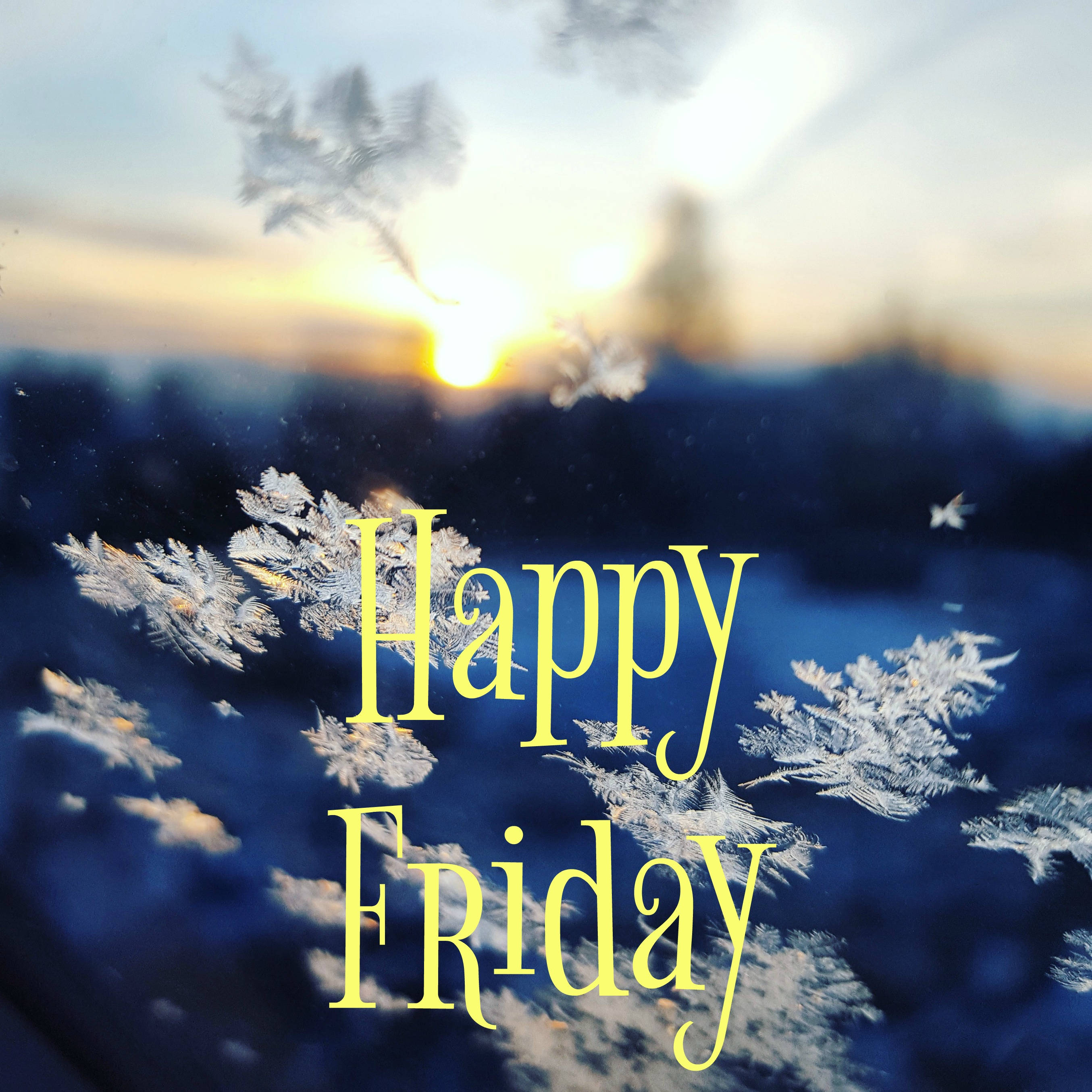 歡樂冬日星期五 壁紙 — 窗框上的霜花圖案框住金色日落，'Happy Friday' 文字在冷藍色調中溫暖發光。