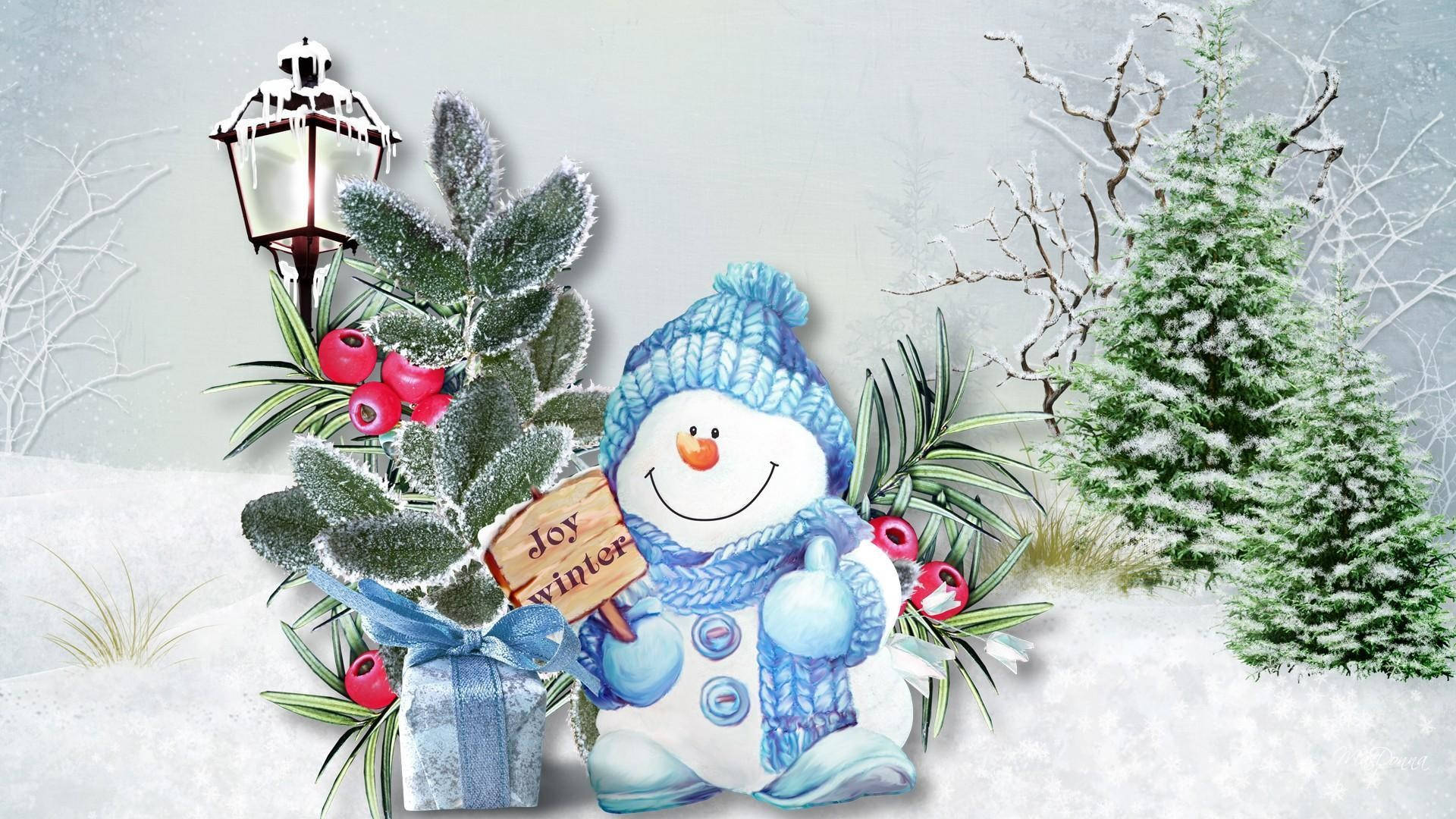 歡樂冬日雪人 壁紙 — 一個快樂的雪人戴著藍色針織帽和圍巾，站在結霜的松枝旁，松枝上有紅色漿果和一個禮物盒，在雪白的冬日場景中。
