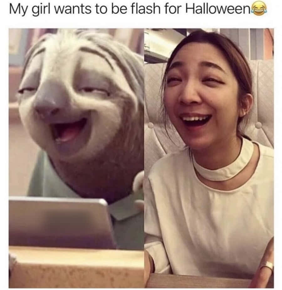 一位女性和一隻動畫樹懶看著平板電腦大笑。