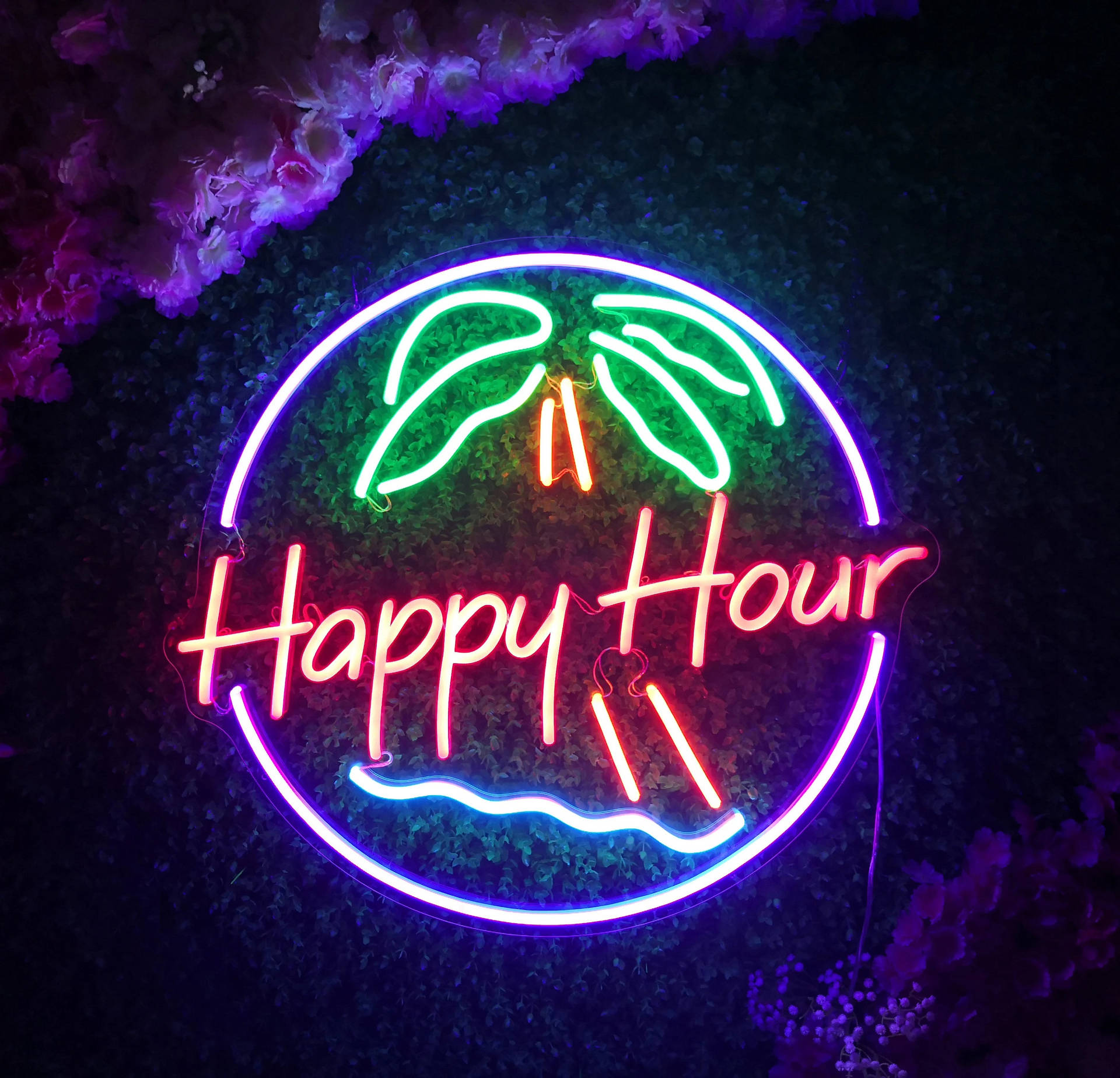 霓虹燈 happy hour 標誌，帶有棕櫚樹和飲料圖標，在深色樹葉背景下發光。