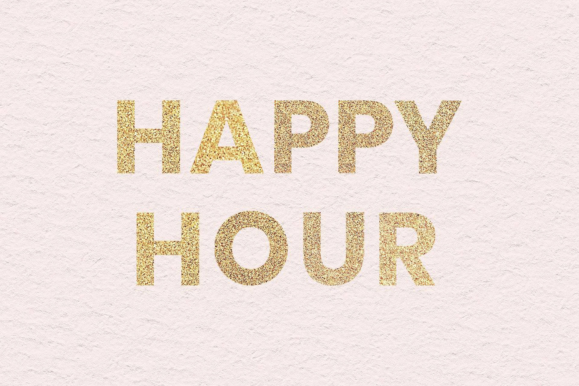 在帶有紋理的紙張上以金色閃粉呈現的 happy hour 文字。