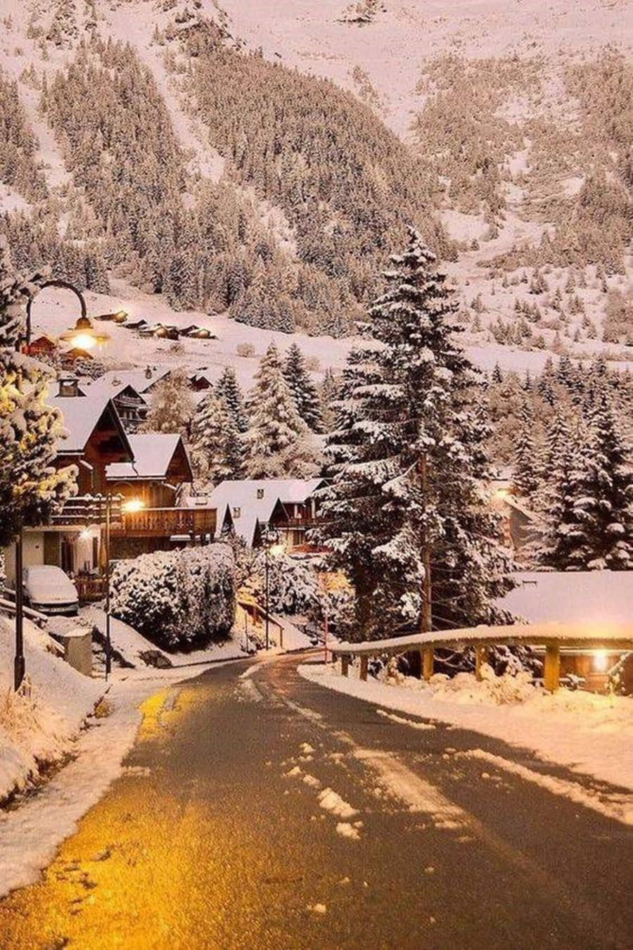 雪夜山村，發光的木屋和照亮的路。