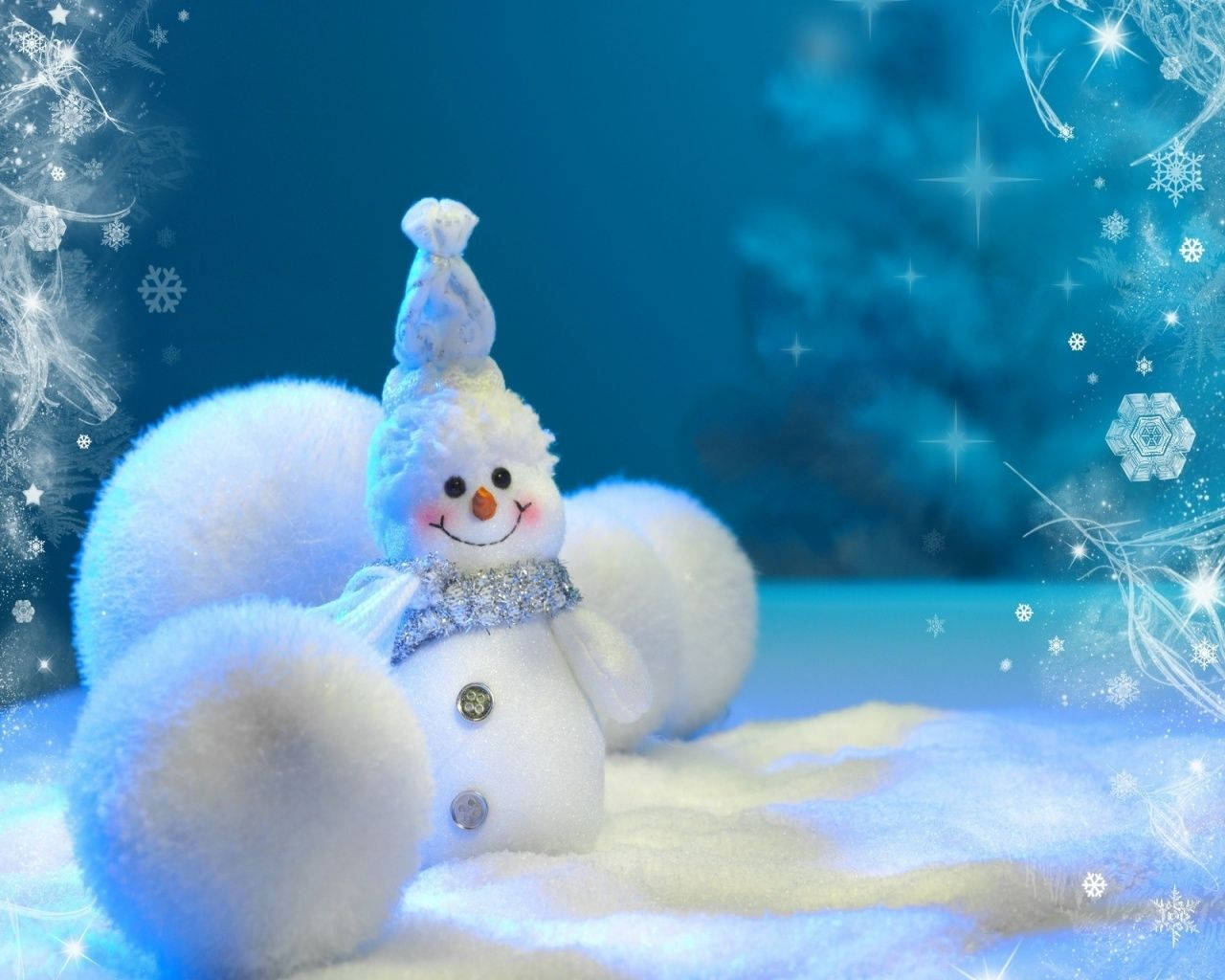 節日雪人，戴著閃閃發光的圍巾和帽子，在雪白的藍色冬季場景中閃爍。 — 雪人 壁紙