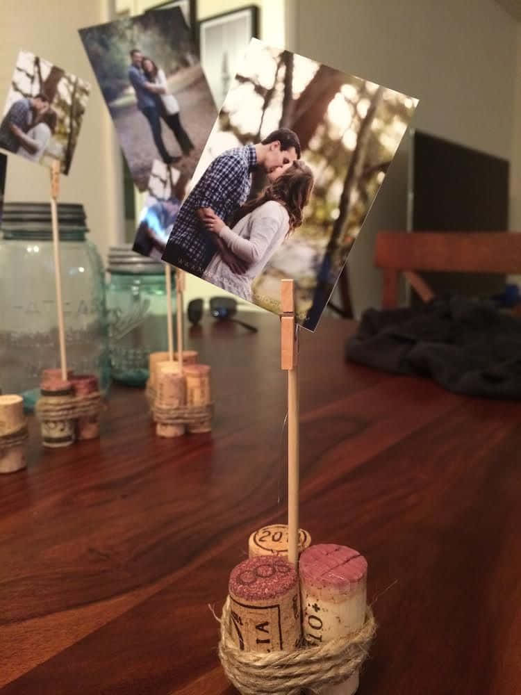 軟木和麻繩照片架在木桌上展示浪漫情侶照片。