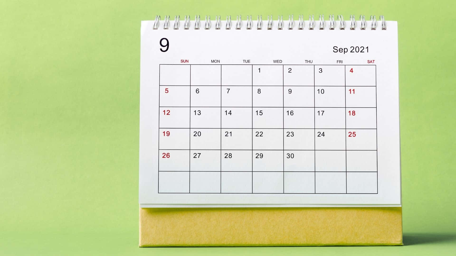 一個2021年9月的座枱日曆，金色底座，綠色背景。