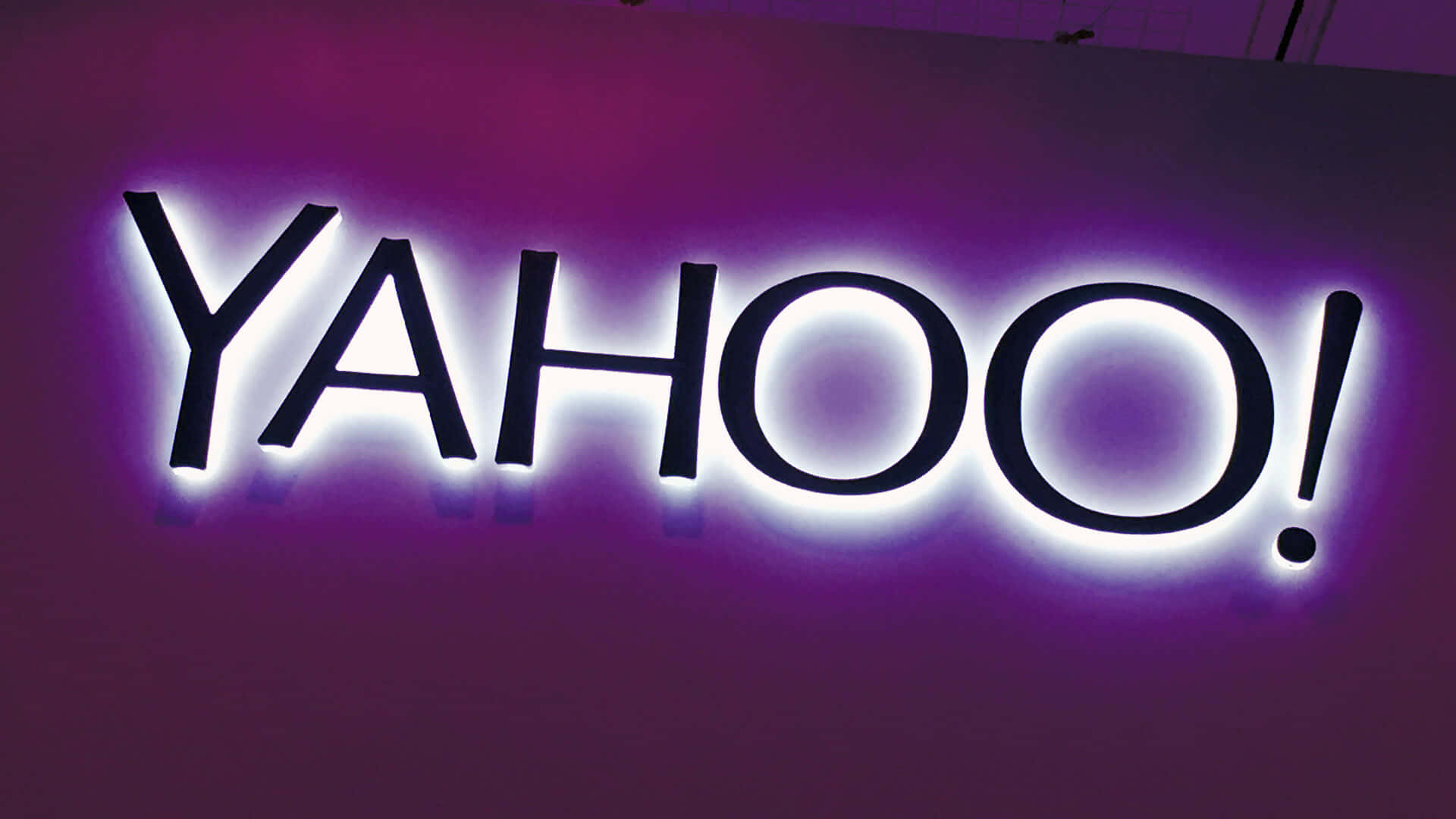 發光的Yahoo標誌招牌，帶有紫色和白色燈光。