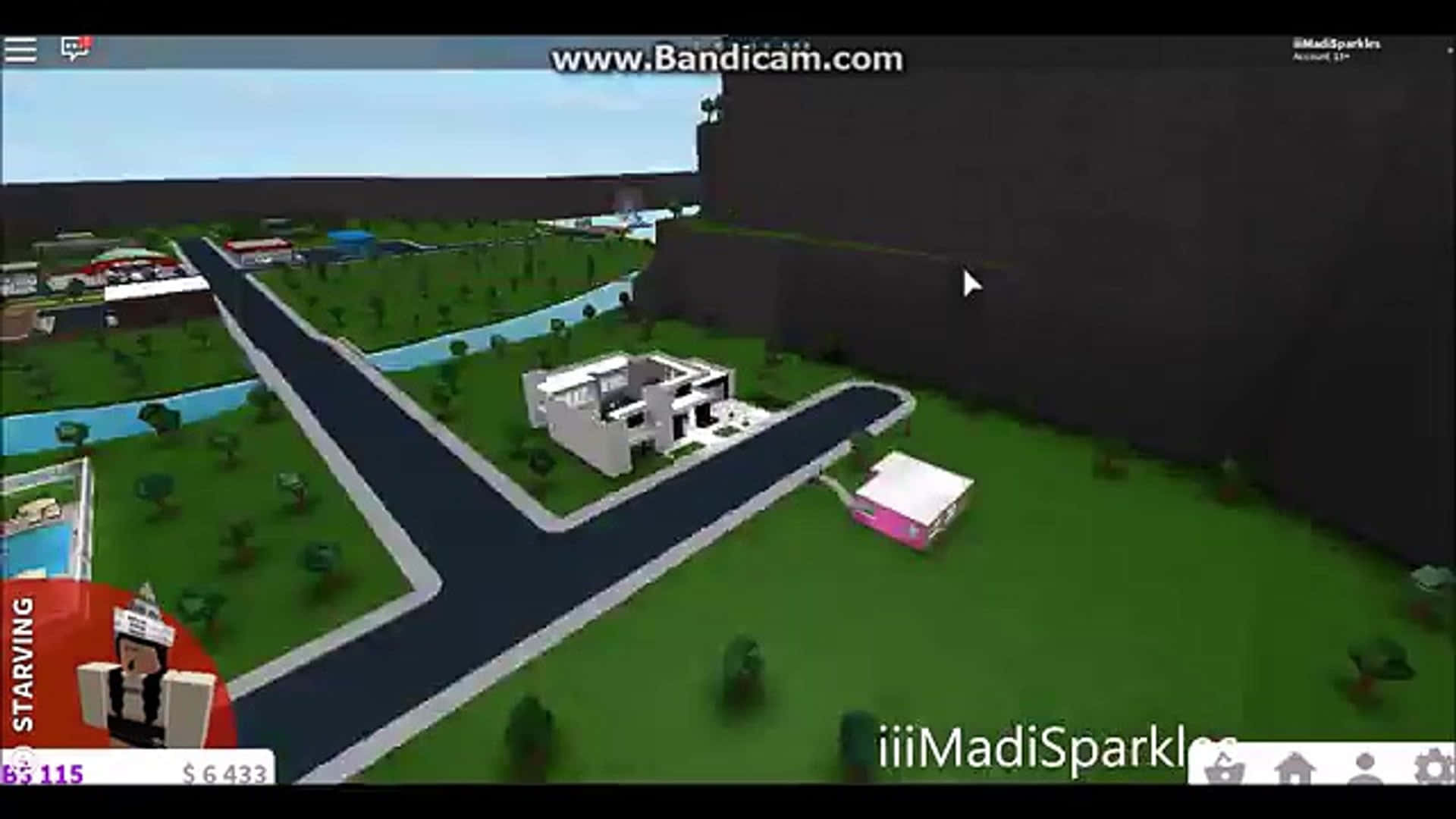 在一個塊狀3D遊戲環境中的現代白色房屋，帶有蜿蜒的道路和河流。