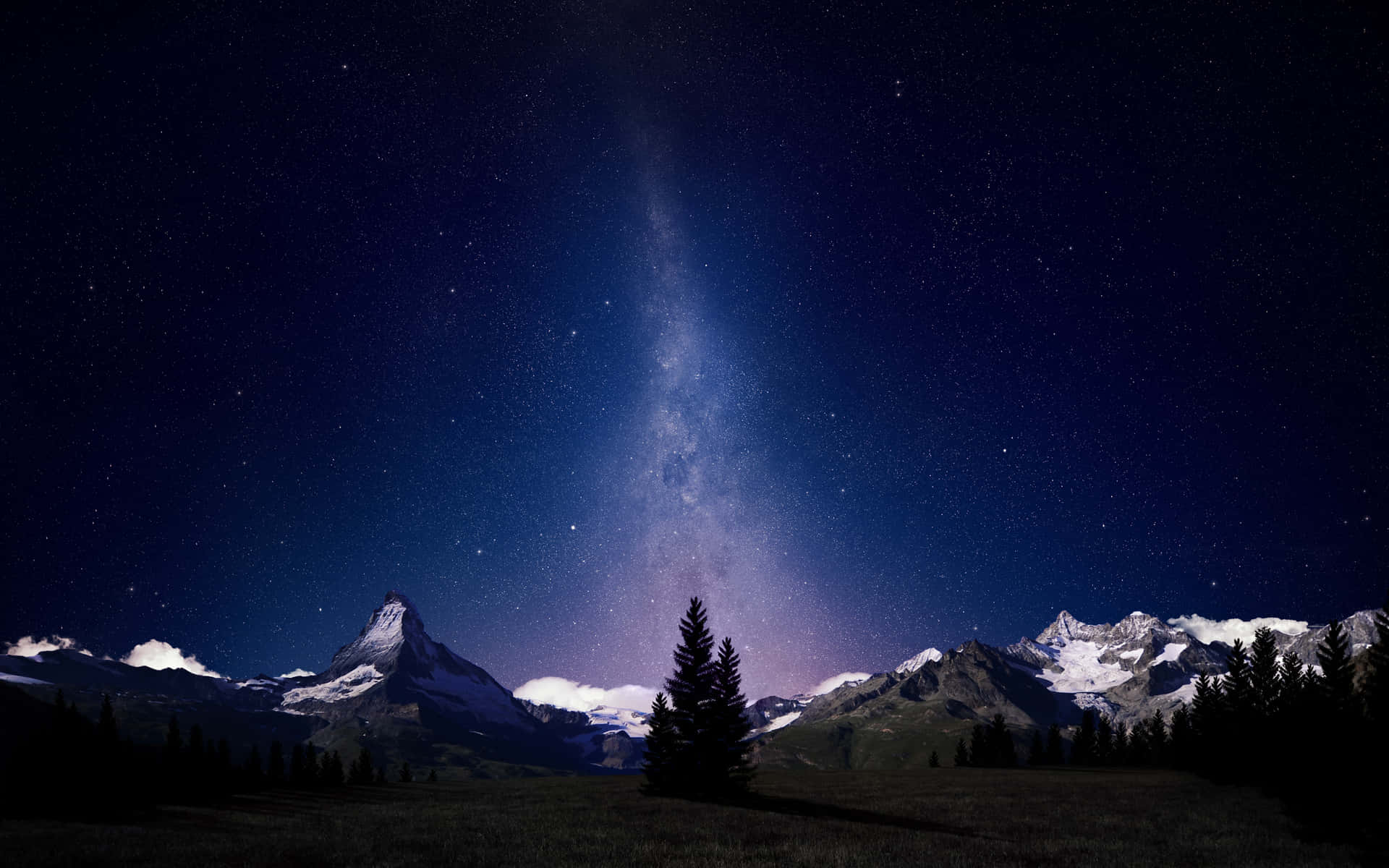 星空下的雪山，銀河可見。