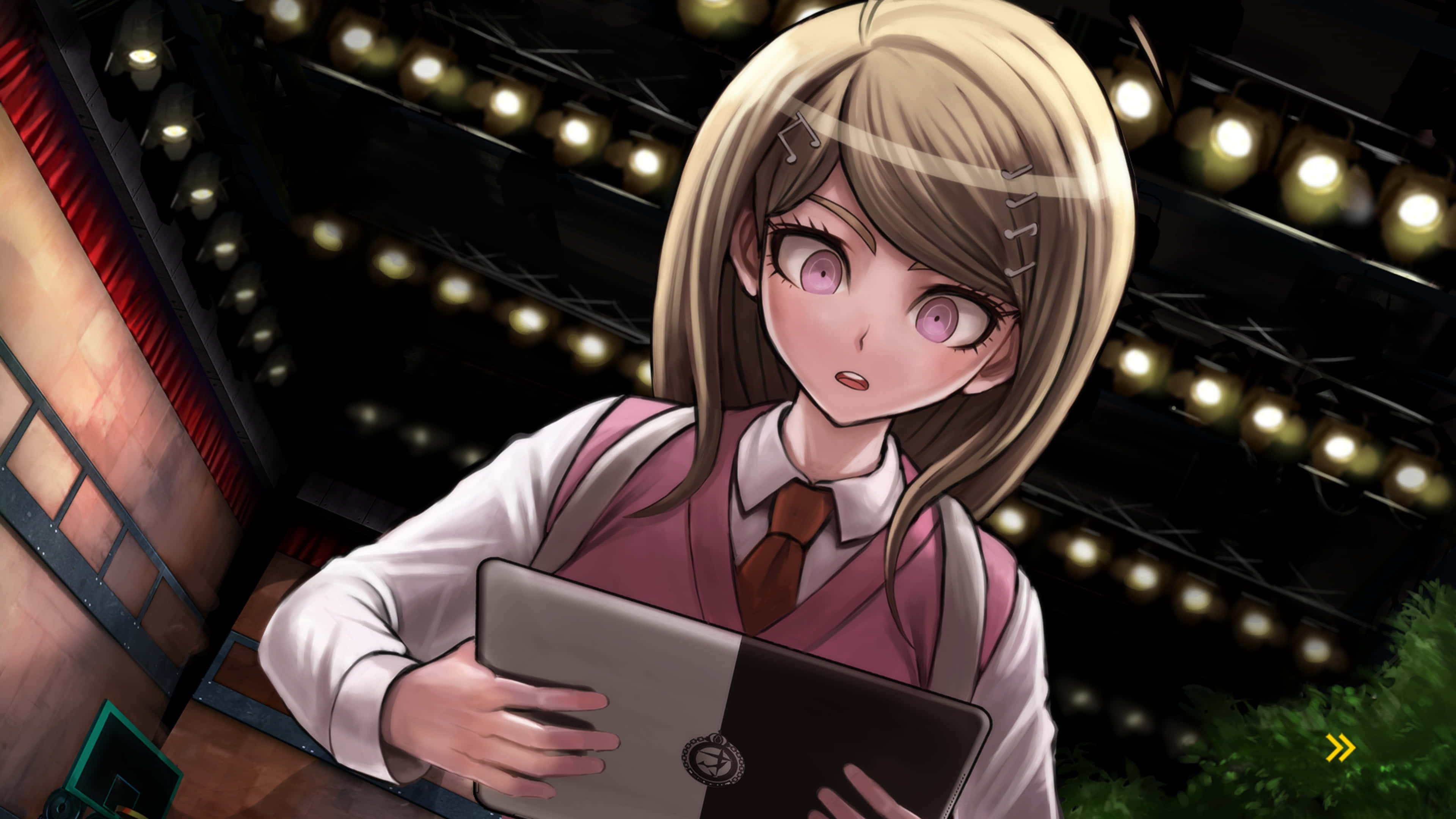 歡迎來到希望峰學院 壁紙 — 一個金髮動漫女孩穿著校服，在昏暗劇院的舞台燈光下拿著手提電腦。