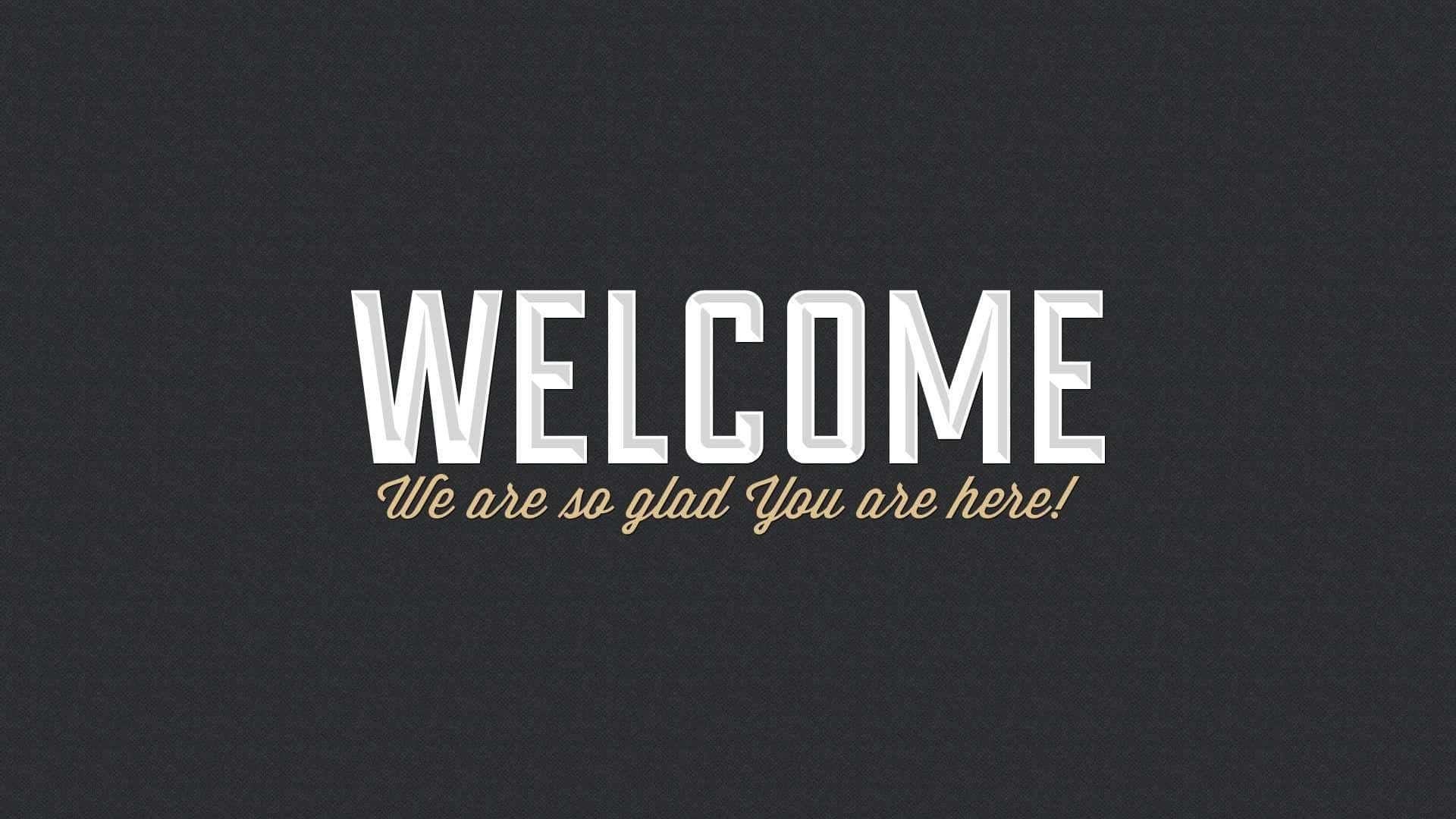 歡迎來到我們的家！ 壁紙 — 粗體白色 'WELCOME' 文字，下方有金色手寫字體，背景為紋理深灰色。