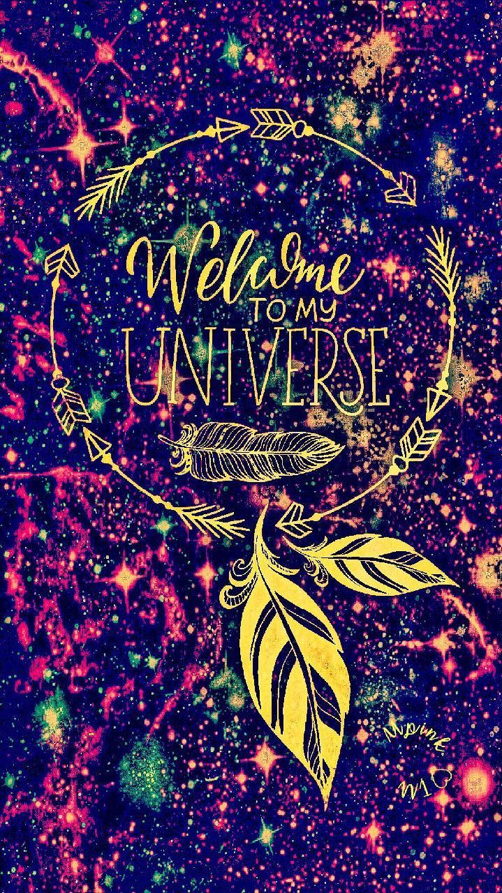 宇宙背景，金色羽毛和箭頭在「Welcome to my Universe」文字周圍。