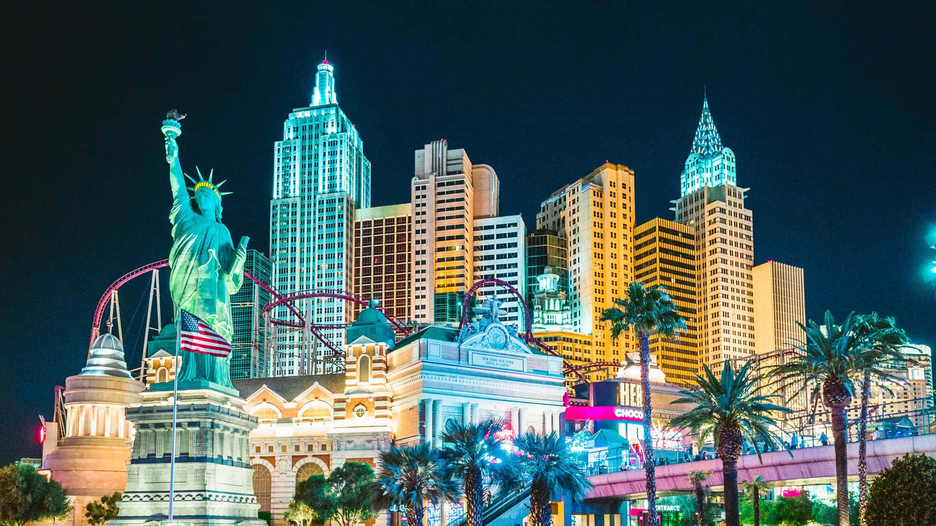 拉斯維加斯夜景，自由女神像複製品和發光建築物。